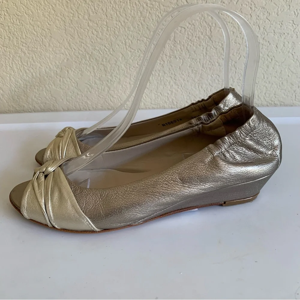 AGL Vero Cuoio Metallic Pale Gold Leather Slip On Twist Peep Toe Wedge EU 35.5